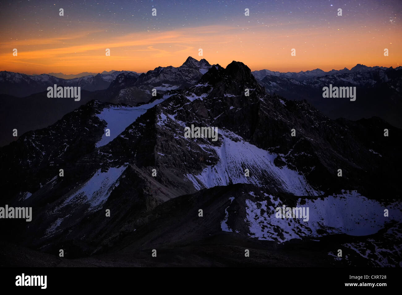 Panorama di montagna nel blu ora, Mt. Feuerspitze, Steeg, Lech, Ausserfern, Tirolo, Austria, Europa Foto Stock