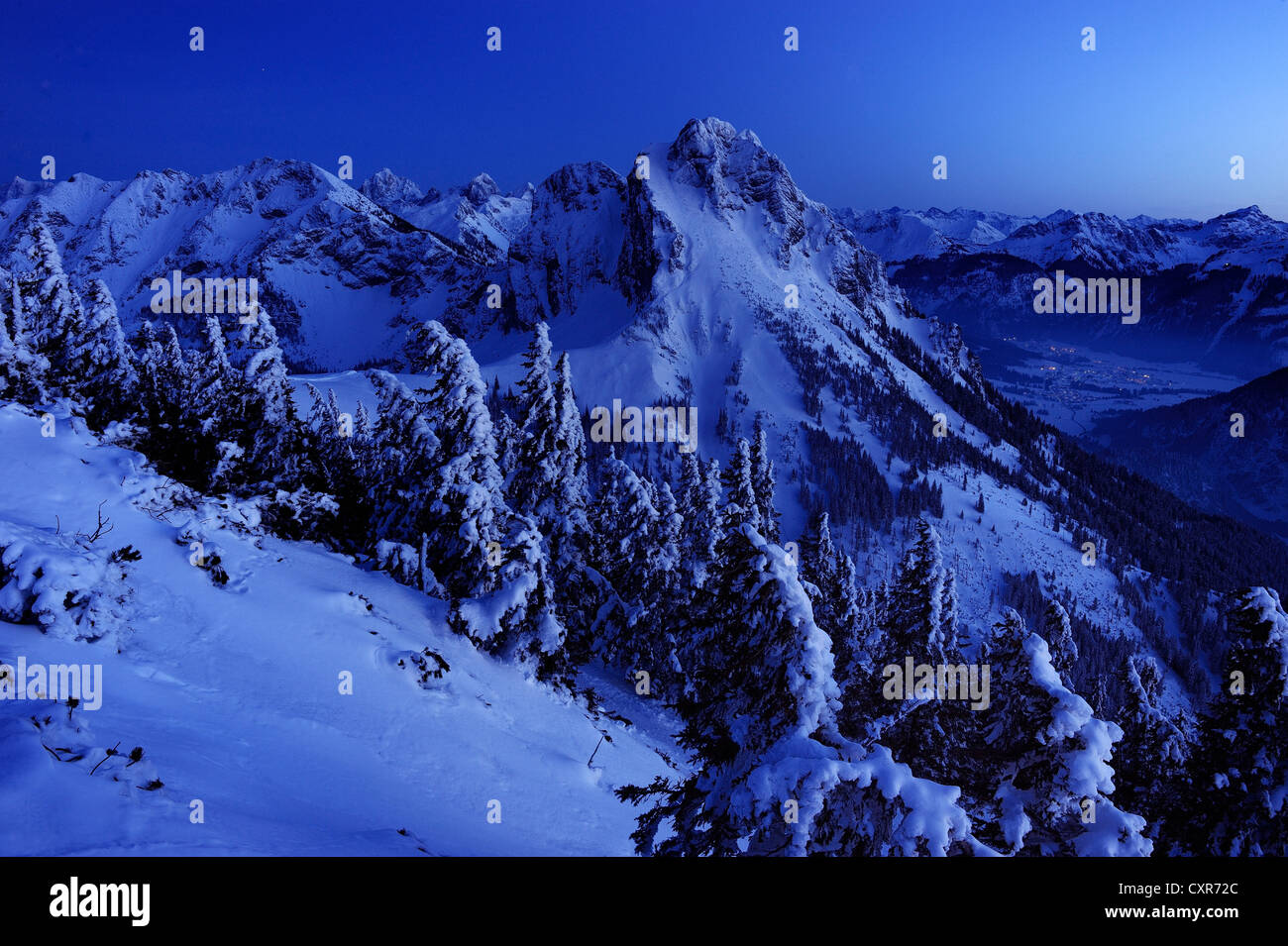 Picchi di montagna al blue ora, Pfronten, Allgaeu, Baviera, Germania, Europa Foto Stock