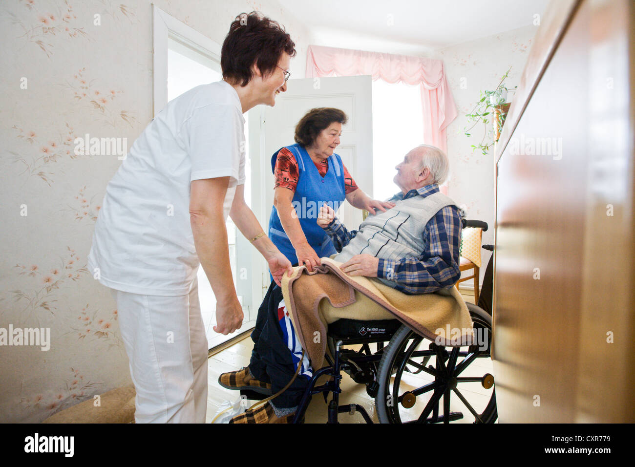 Ambulatorio della Croce Rossa tedesca, infermiere Anke Lehmann frequentando una vecchia coppia sposata, come fa ogni mattina, aiutando Foto Stock