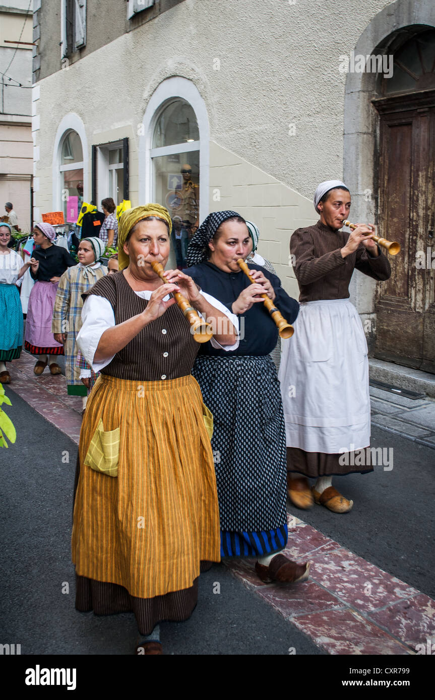 I giocatori della tubazione in estate annuale Autrefois Le eredità Couserons parade di San Girons, Midi-Pirenei, Francia. Foto Stock