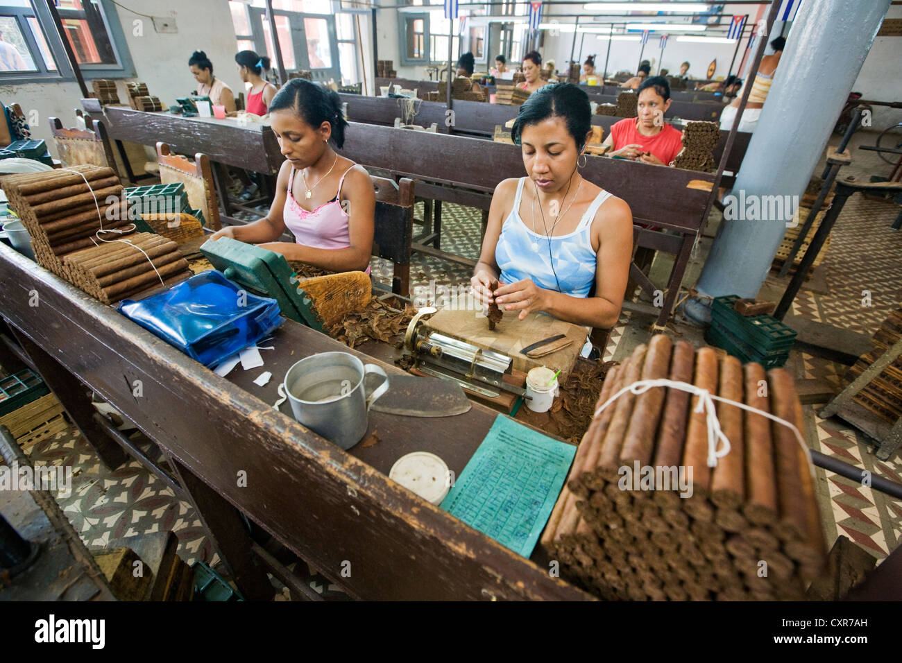 Alcuni dei più di cento lavoratori nella fabrica de Tabaco Carlos Rodriguez Cariaga fabbrica di sigari, Ciego de Avila, Cuba Foto Stock
