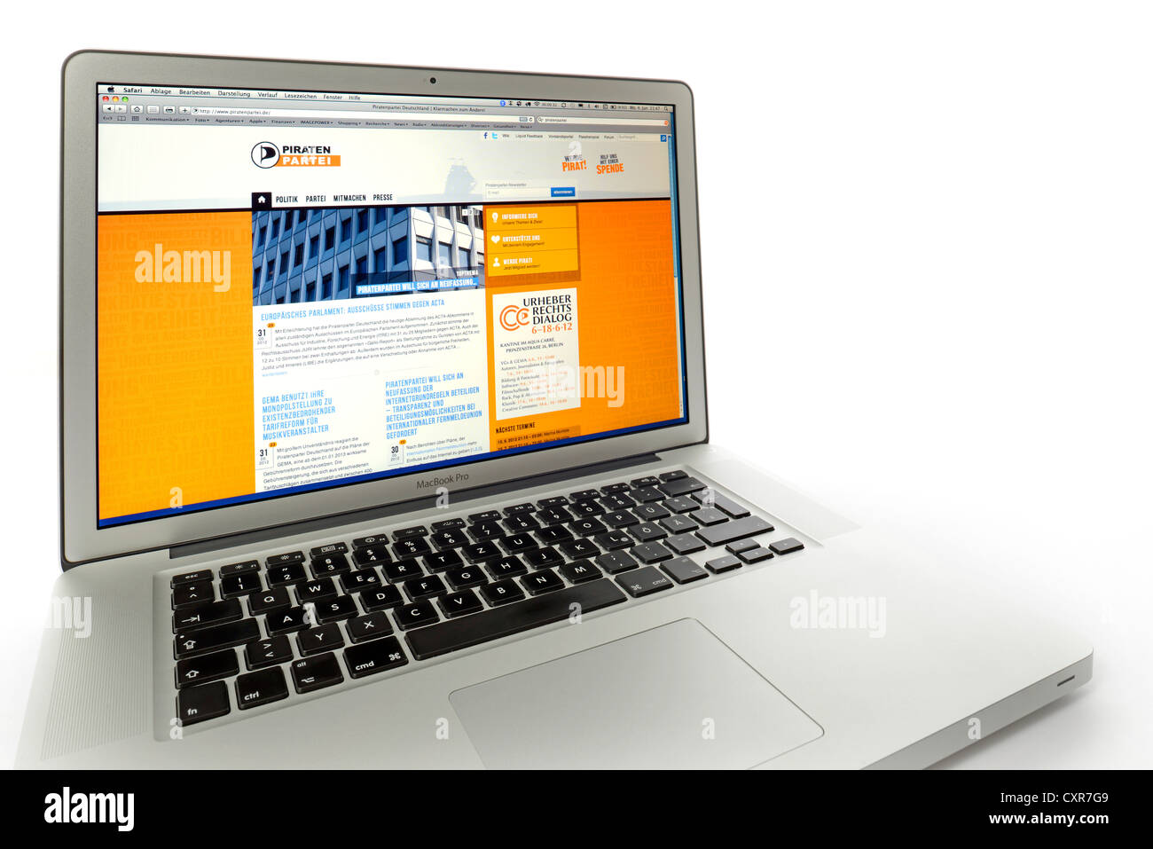 Piratenparty, il partito del pirata, sito web visualizzato sullo schermo di un MacBook Pro Apple Foto Stock