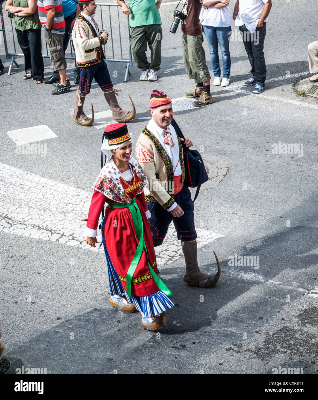 Giovane indossando costumi tradizionali e zoccoli capovolta a Autrefois Le Couserons parade di San Girons, Midi-Pirenei, Francia. Foto Stock