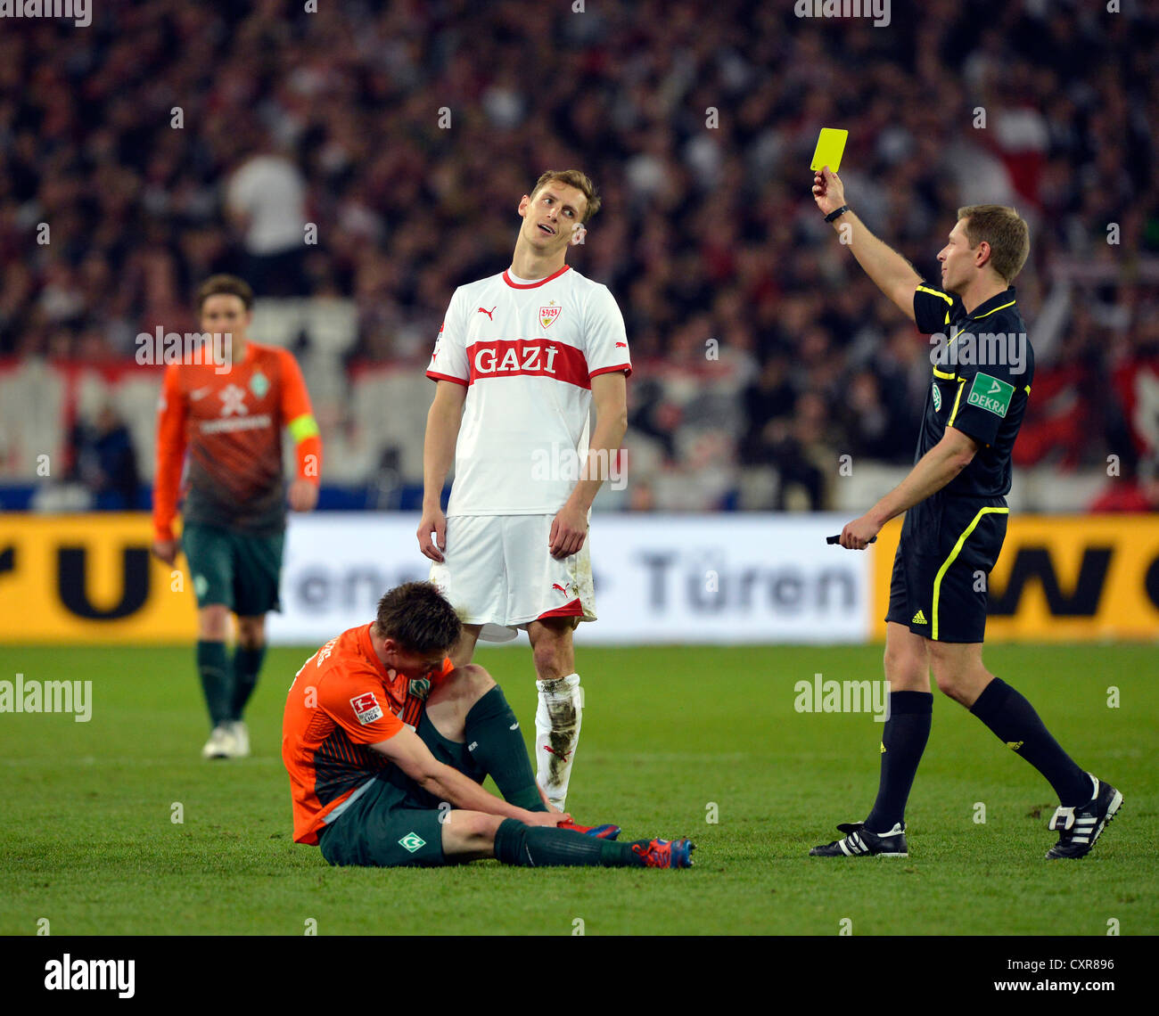 George Niedermeier, VfB Stuttgart, riceve un cartellino giallo per un fallo su Markus Rosenberg, Werder Brema Foto Stock