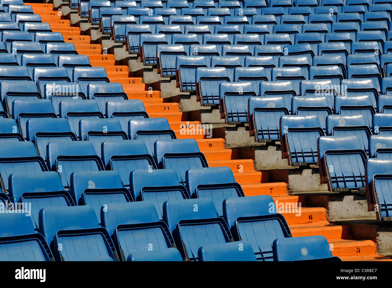 File di sedili, Estadio Santiago Bernabeu Stadium, sede di calcio del Real Madrid, quartiere di Chamartin, Madrid, Spagna, Europa Foto Stock