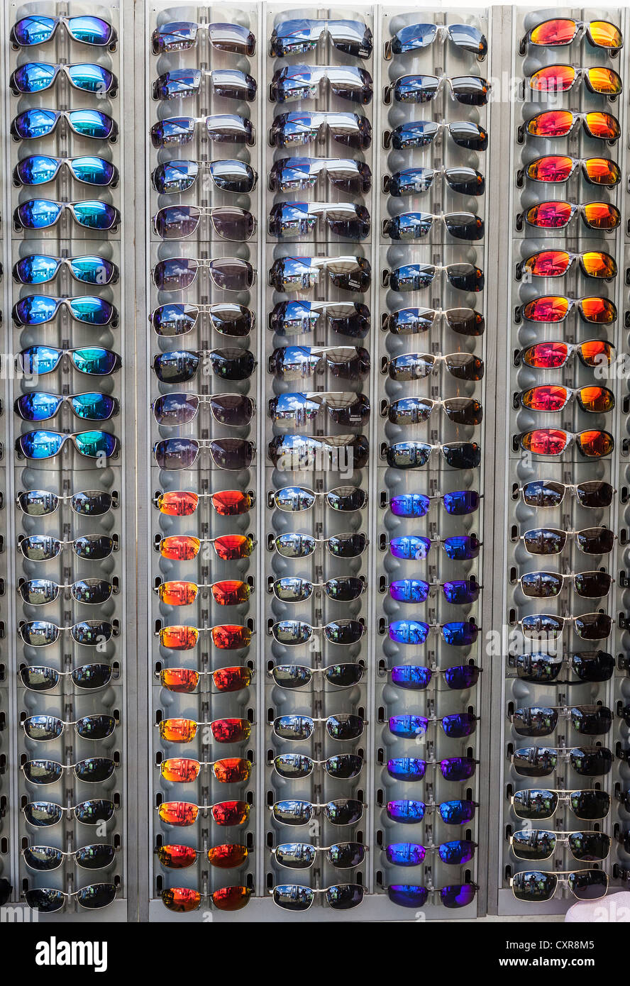 DISPLAY STAND di occhiali da sole con diversi/colorate Lenti colorate in ottico del negozio REGNO UNITO Foto Stock