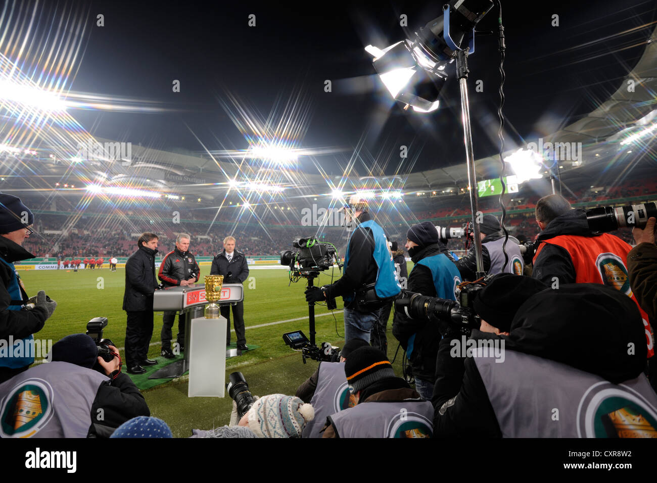 Premere i fotografi, telecamere, i fotografi sportivi, trofeo DFB davanti a Jupp Heynckes, allenatore del FC Bayern Muenchen Foto Stock