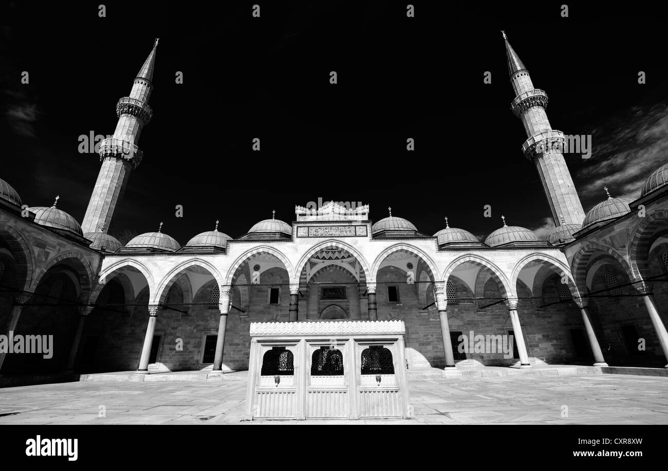 Cortile interno con una fontana in marmo e colonne in porfido e granito rosa, Sueleymaniye moschea, considerato il più Foto Stock