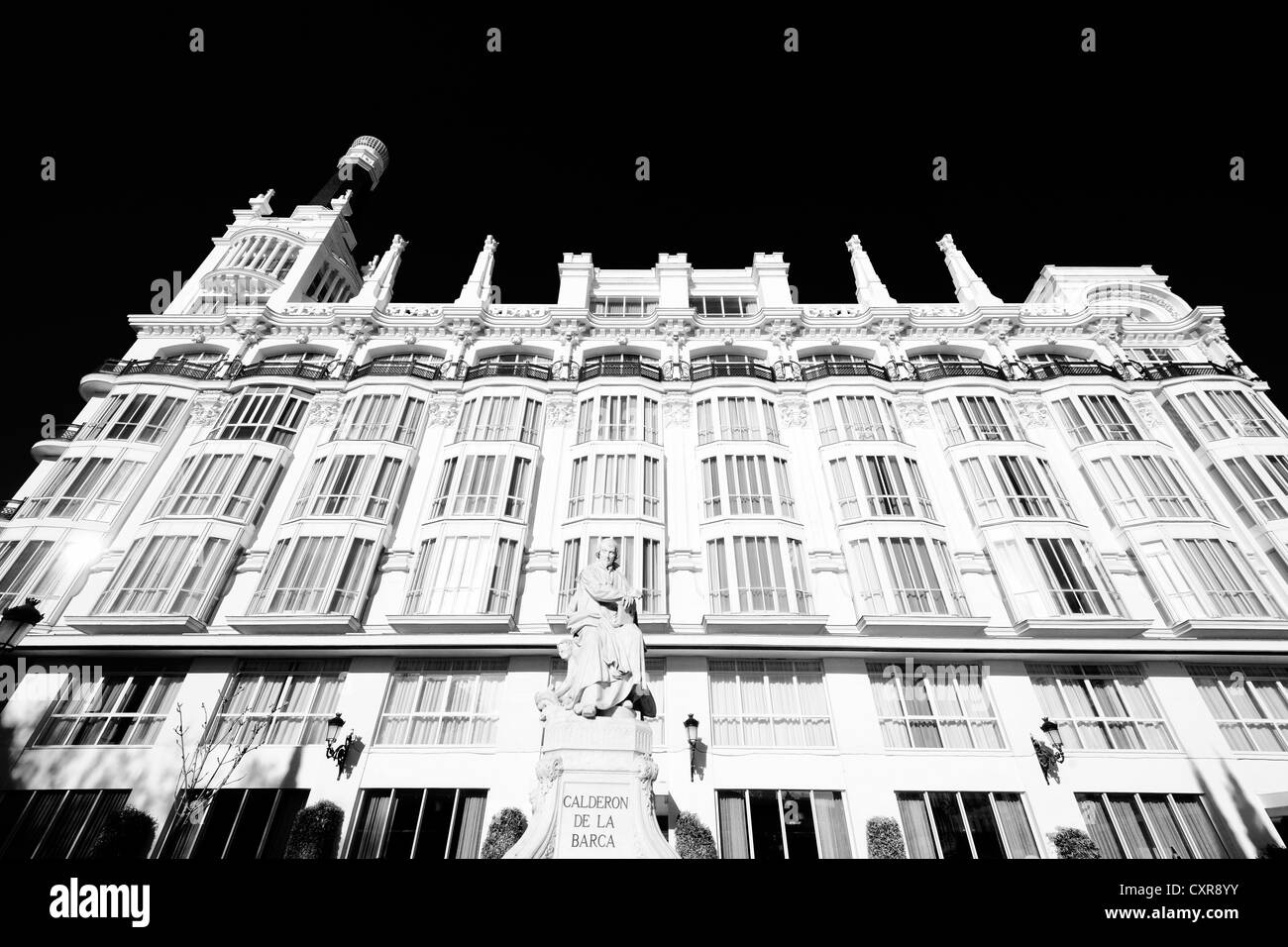 Pedro Calderon de la Barca monumento davanti al Gran Meliá Fenix Hotel di lusso, Plaza Santa Ana, Madrid, Spagna, Europa Foto Stock