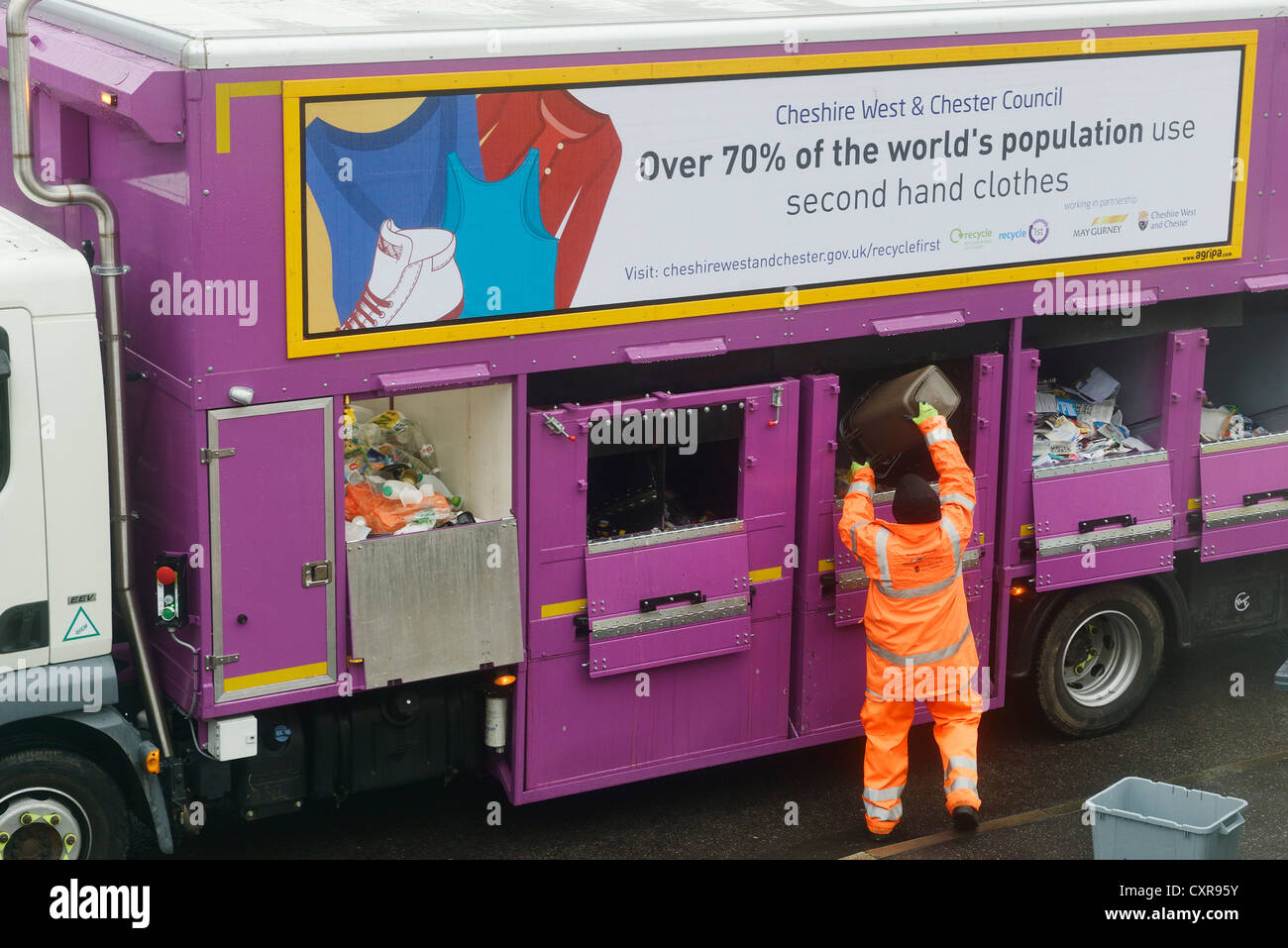 Raccolta rifiuti e smistamento dei rifiuti domestici in Cheshire con cernita manuale per la carta, plastica, lattine e rifiuti alimentari. Foto Stock