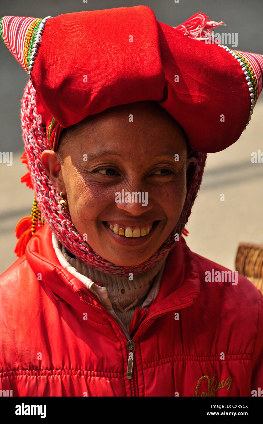 Membro della Red Dao minoranza etnica, Sa Pa, nel Vietnam del Nord, Vietnam, Asia sud-orientale, Asia Foto Stock