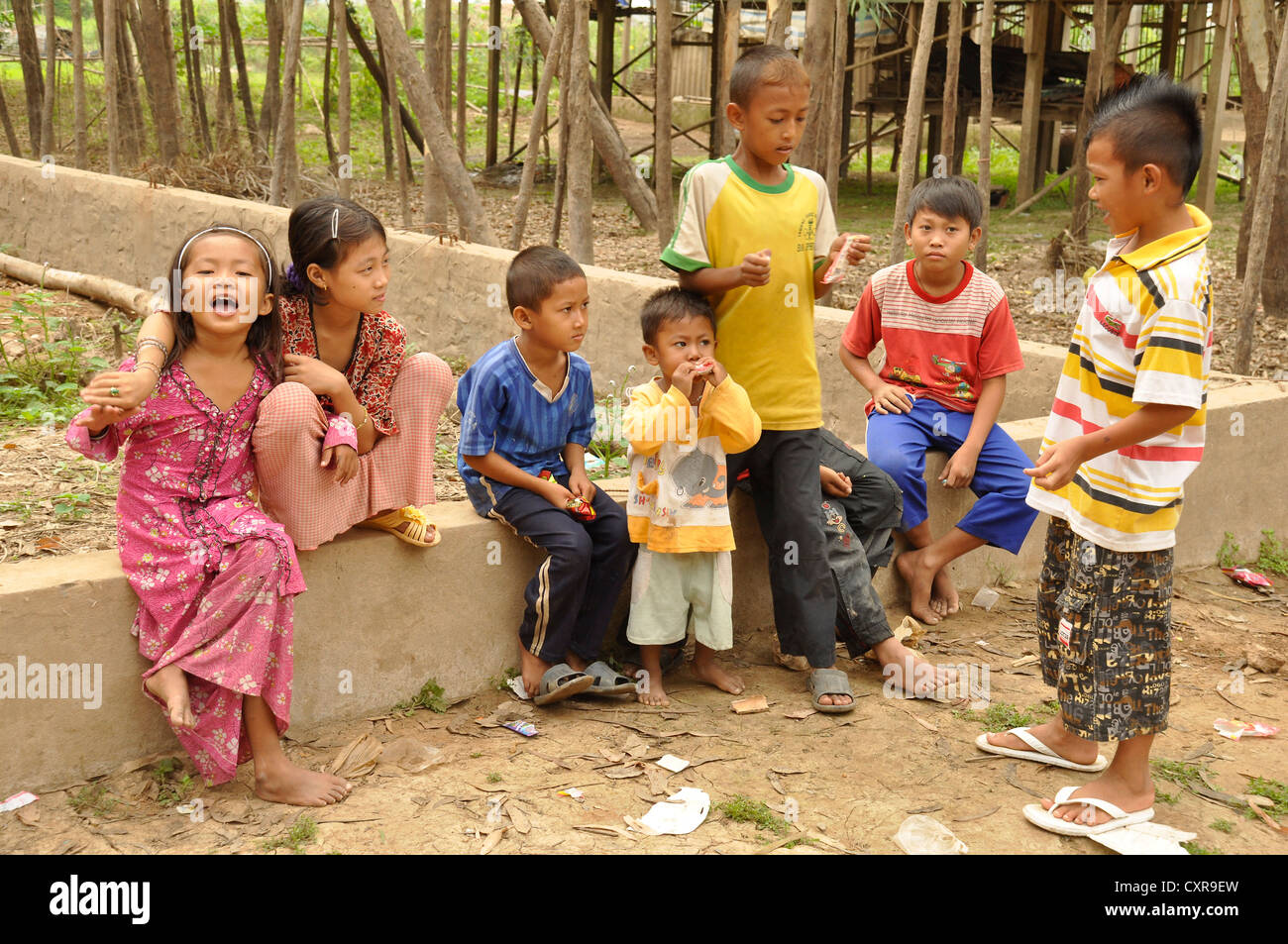 I bambini nel villaggio di Cham minoranza etnica, Chau Doc, Delta del Mekong, Vietnam, Asia sud-orientale, Asia Foto Stock