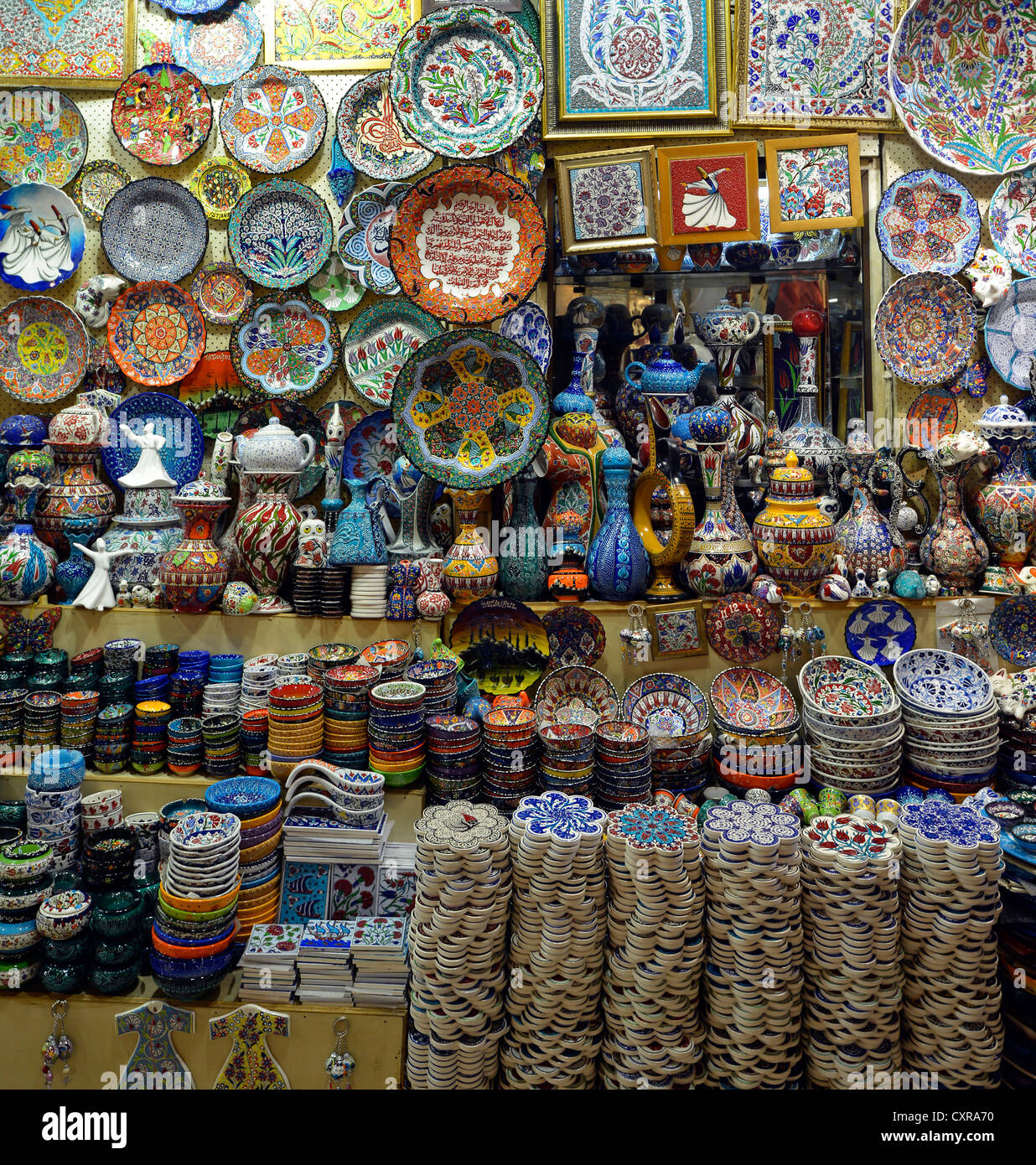 In porcellana, Grand Bazaar, Gran Bazaar coperto, Kapali Carsi, vecchia di Bayazit, Istanbul, Turchia, Europa PublicGround Foto Stock