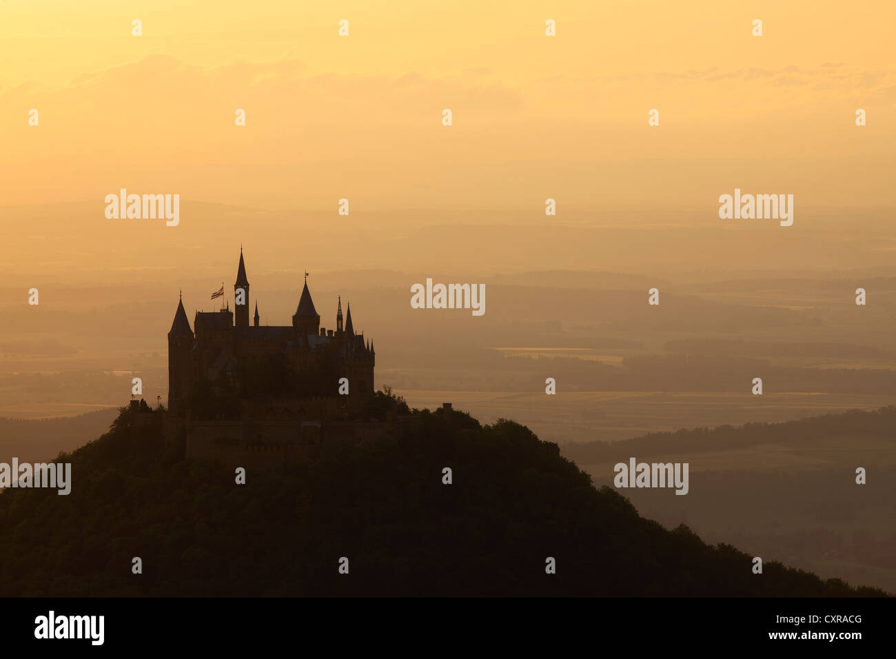 Burg Hohenzollern Castello, atmosfera serale, Svevo, Baden-Wuerttemberg, Germania, Europa PublicGround Foto Stock