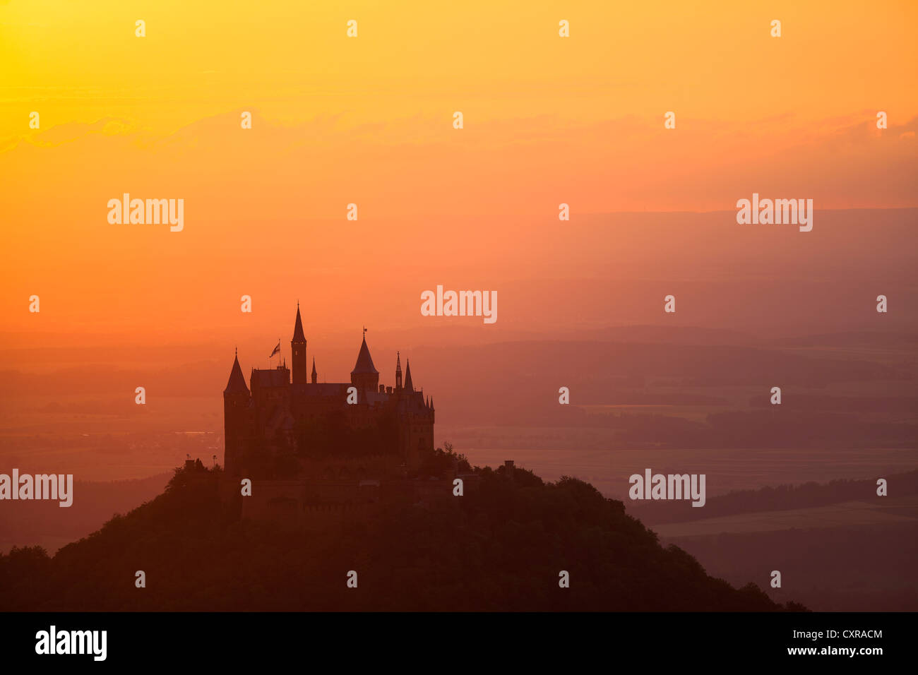Burg Hohenzollern Castello al tramonto, Svevo, Baden-Wuerttemberg, Germania, Europa PublicGround Foto Stock