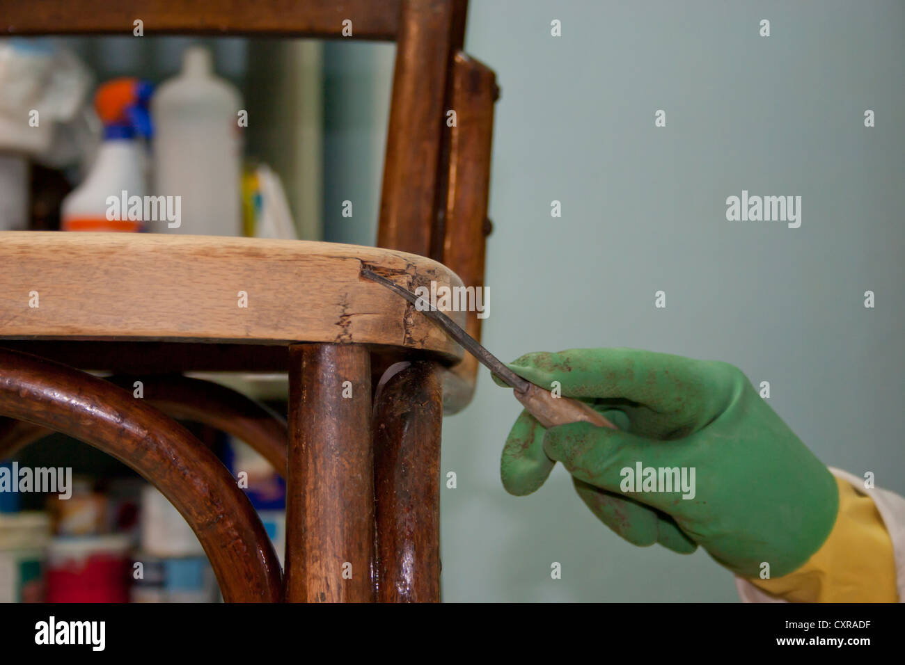 Sedia antica sotto il restauro Foto Stock