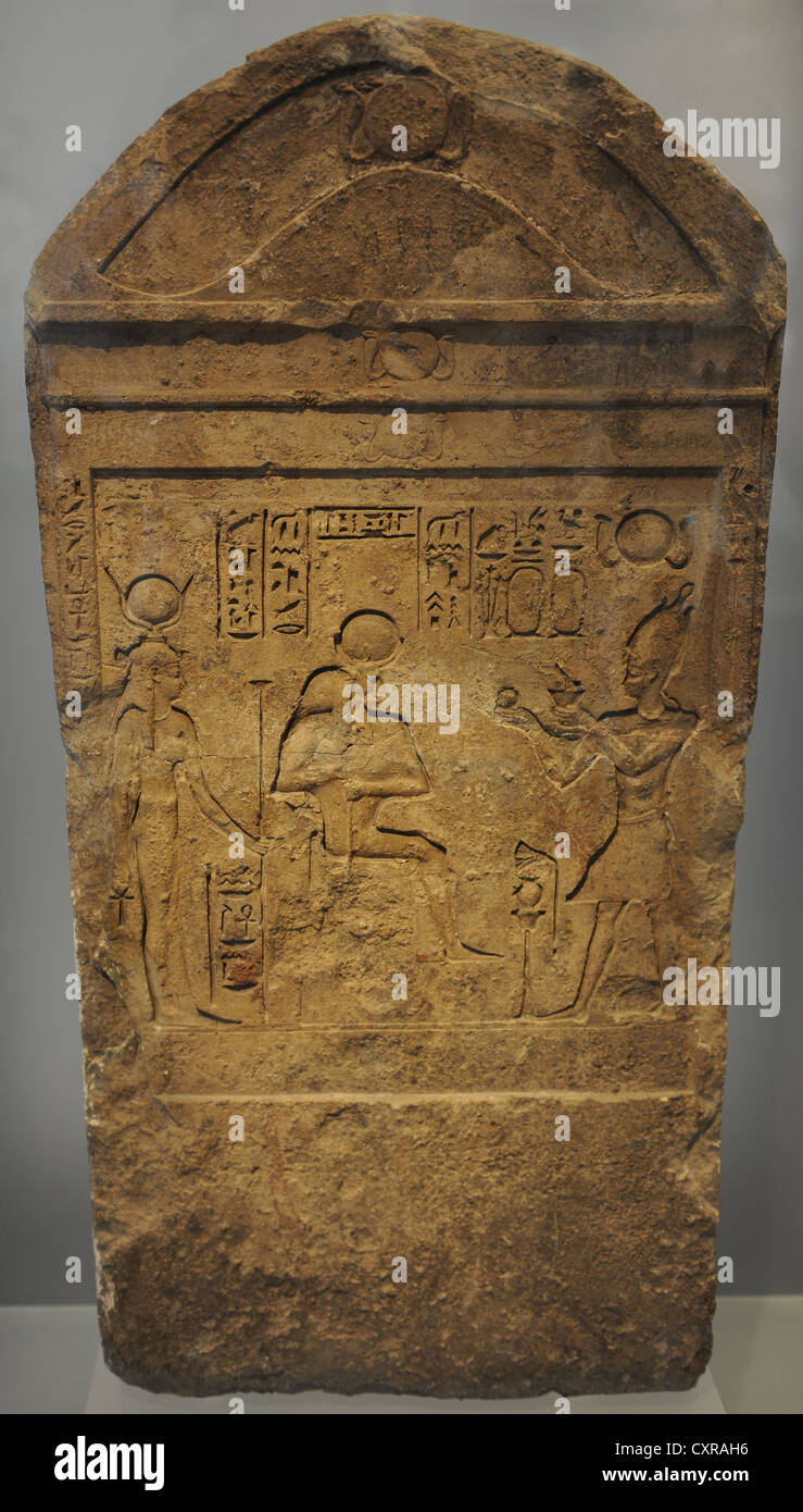 Arte Egizia Periodo tolemaico 332-30 (BCE). Stele. Sollievo possiamo vedere un re sacrificare di Iside e Serapide. La Carlsberg Glyptotek. Foto Stock