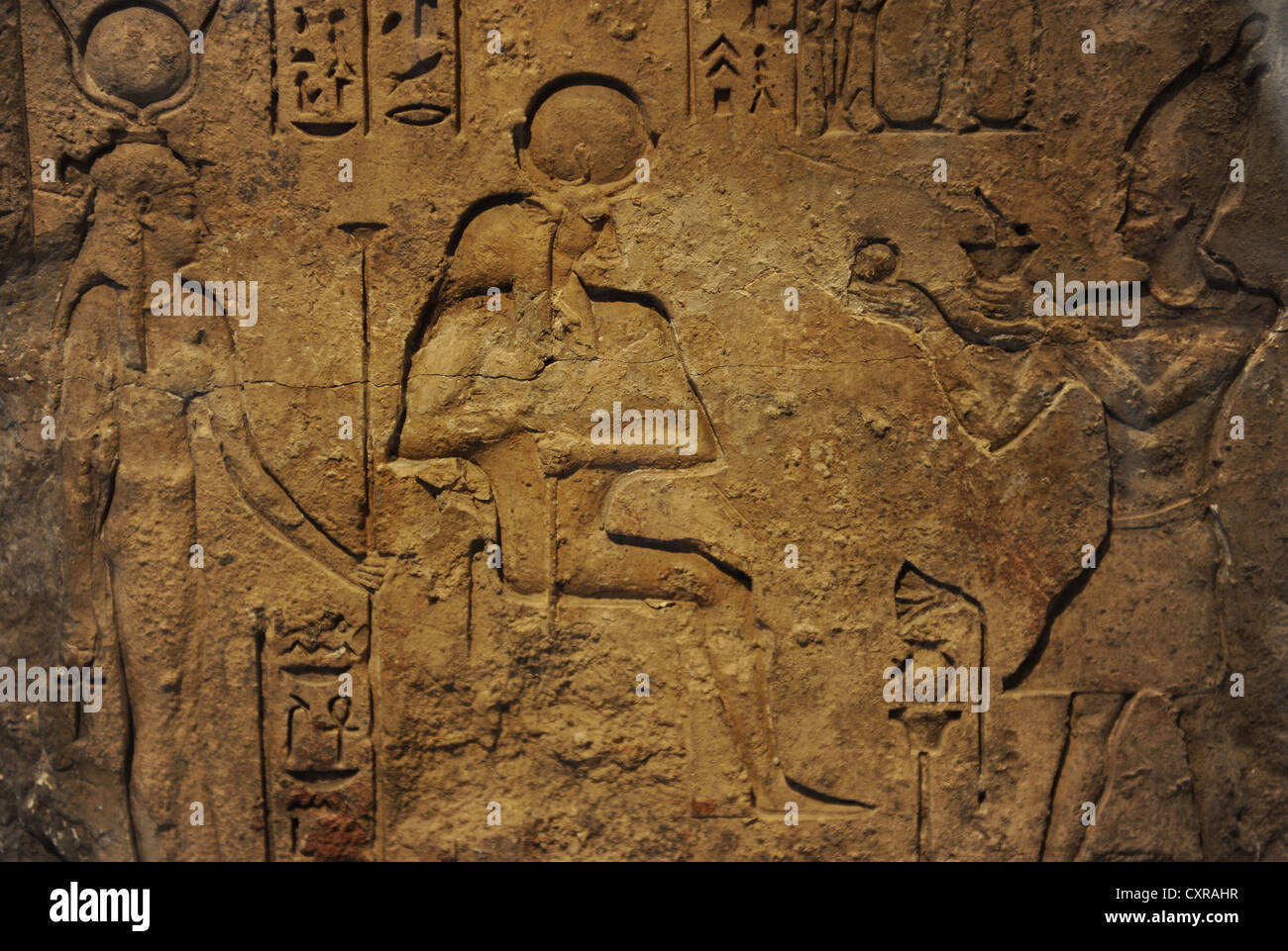 Arte Egizia Periodo tolemaico 332-30 (BCE). Stele. Sollievo possiamo vedere un re sacrificare di Iside e Serapide. La Carlsberg Glyptotek. Foto Stock