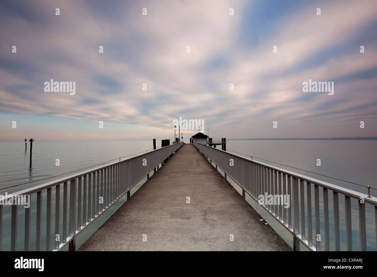 Molo al Lago di Costanza e il cattivo tempo davanti si avvicina, vicino a Immenstaad sul Lago di Costanza, Baden-Wuerttemberg, PublicGround Foto Stock