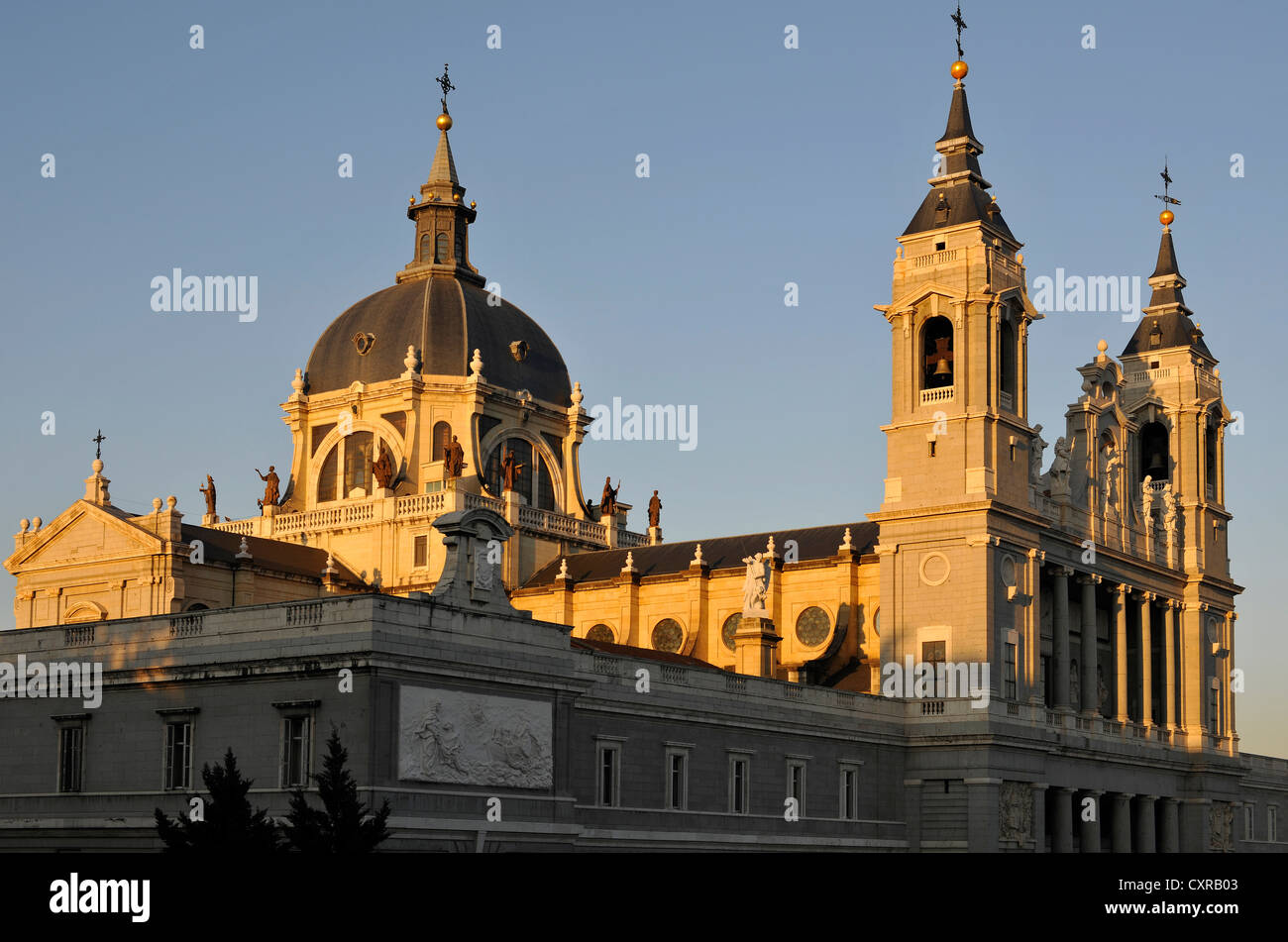 Nord-est Vista della cattedrale nella luce del mattino, a cupola, Catedral de Nuestra Señora de la Almudena, Santa María la Real de Foto Stock