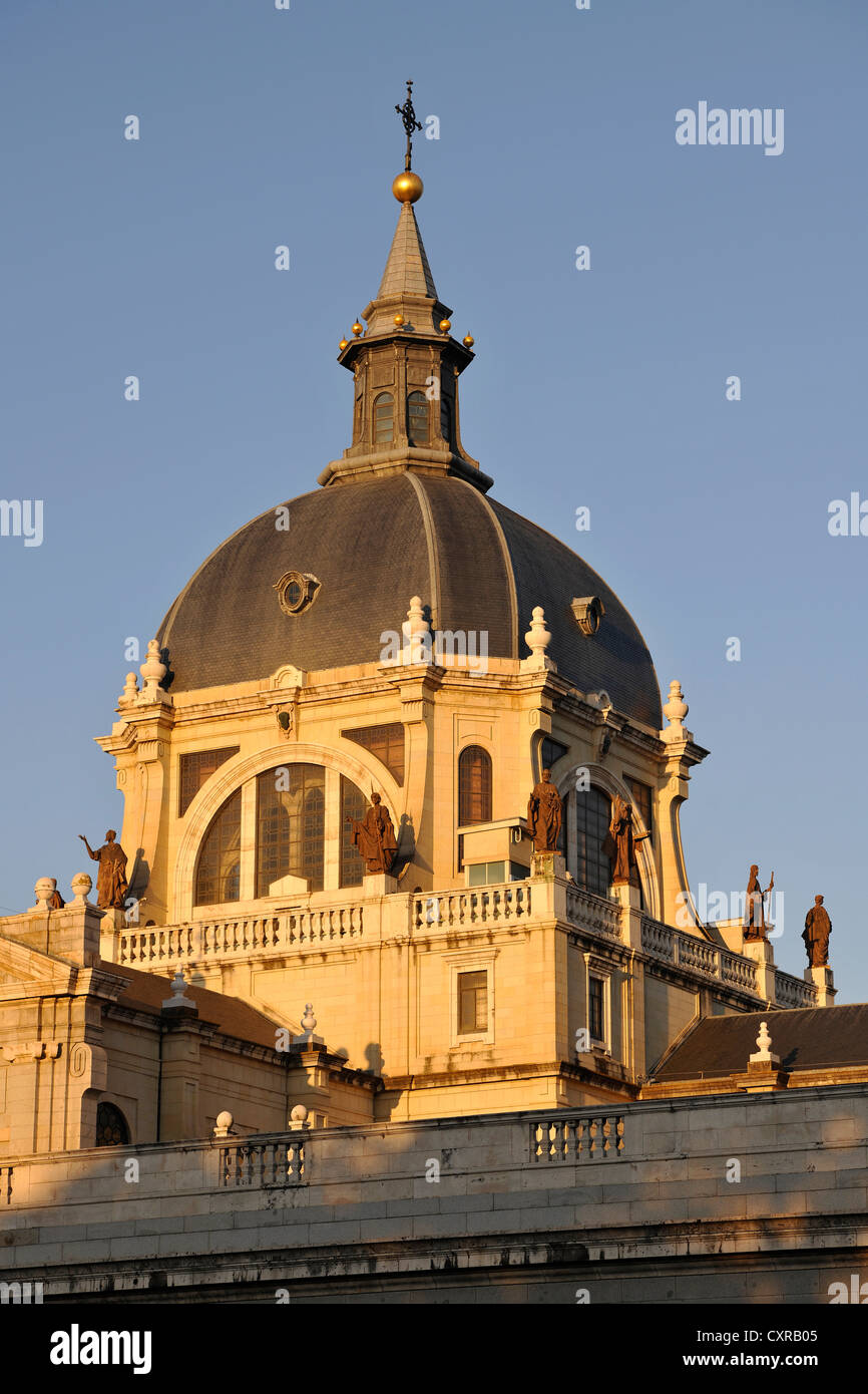 Nord-est Vista della cattedrale nella luce del mattino, a cupola, Catedral de Nuestra Señora de la Almudena, Santa María la Real de Foto Stock