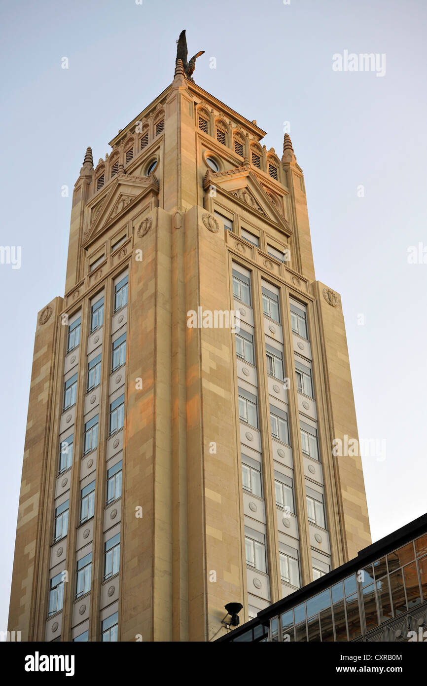 Torre di uffici al di sopra del vecchio intellettuale's Cafe, Café de fornos Calle de Alcala, Madrid, Spagna, Europa, PublicGround Foto Stock