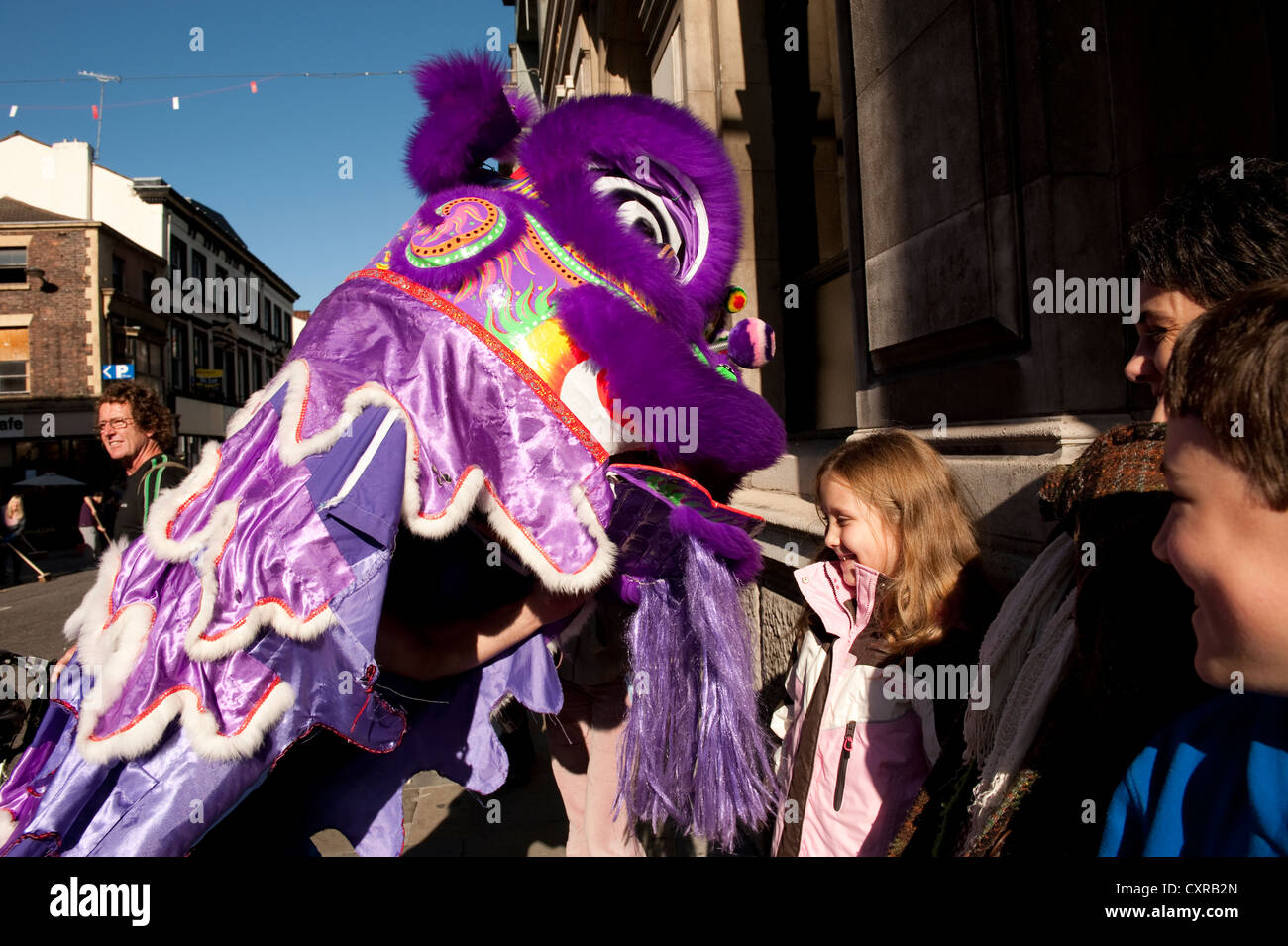 Drago Cinese Capodanno solletica ragazza giovane Foto Stock