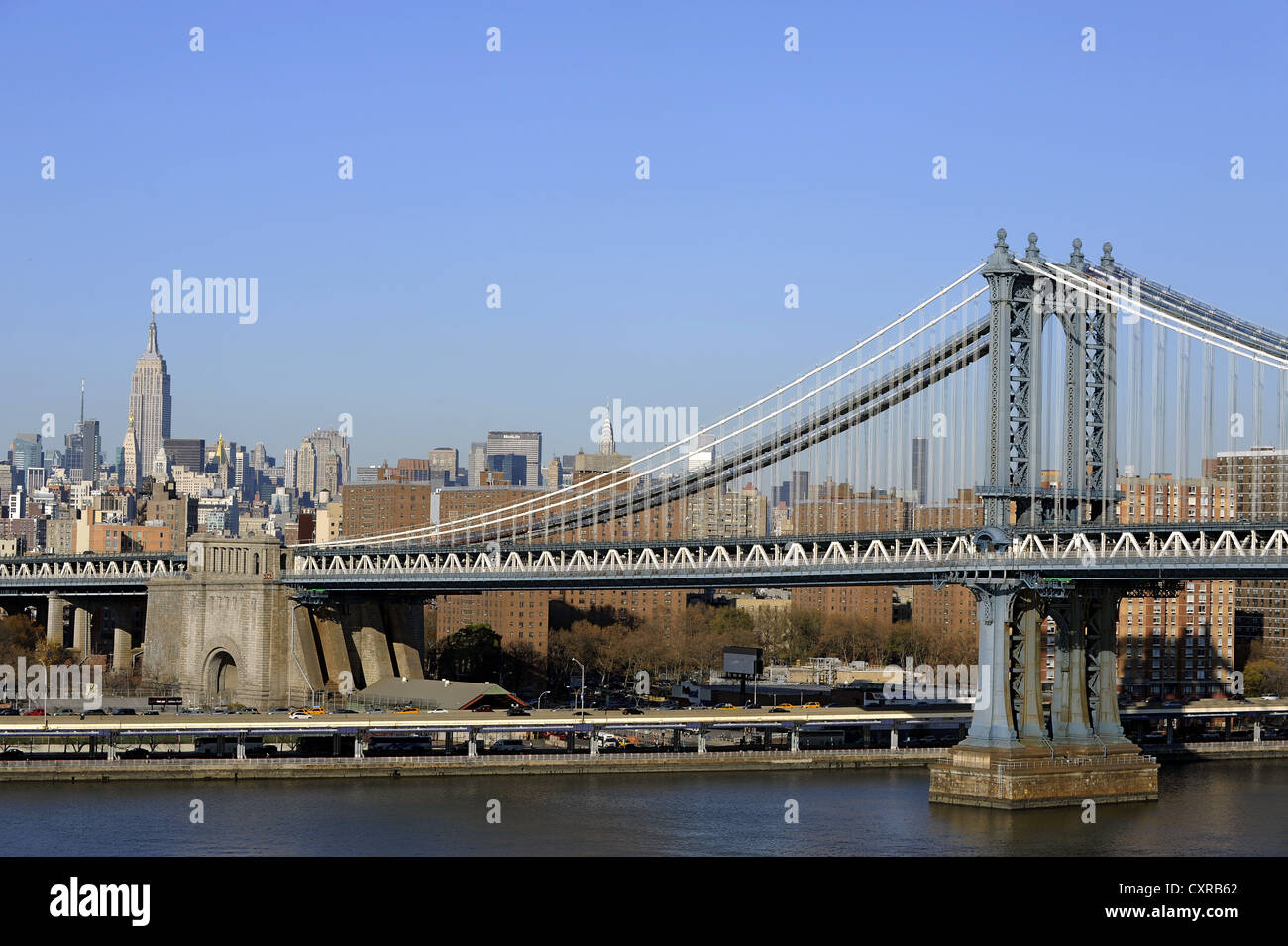 Vista dal ponte di Brooklyn a Manhattan Bridge e l'Empire State Building, Manhattan, New York, New York, Stati Uniti d'America Foto Stock