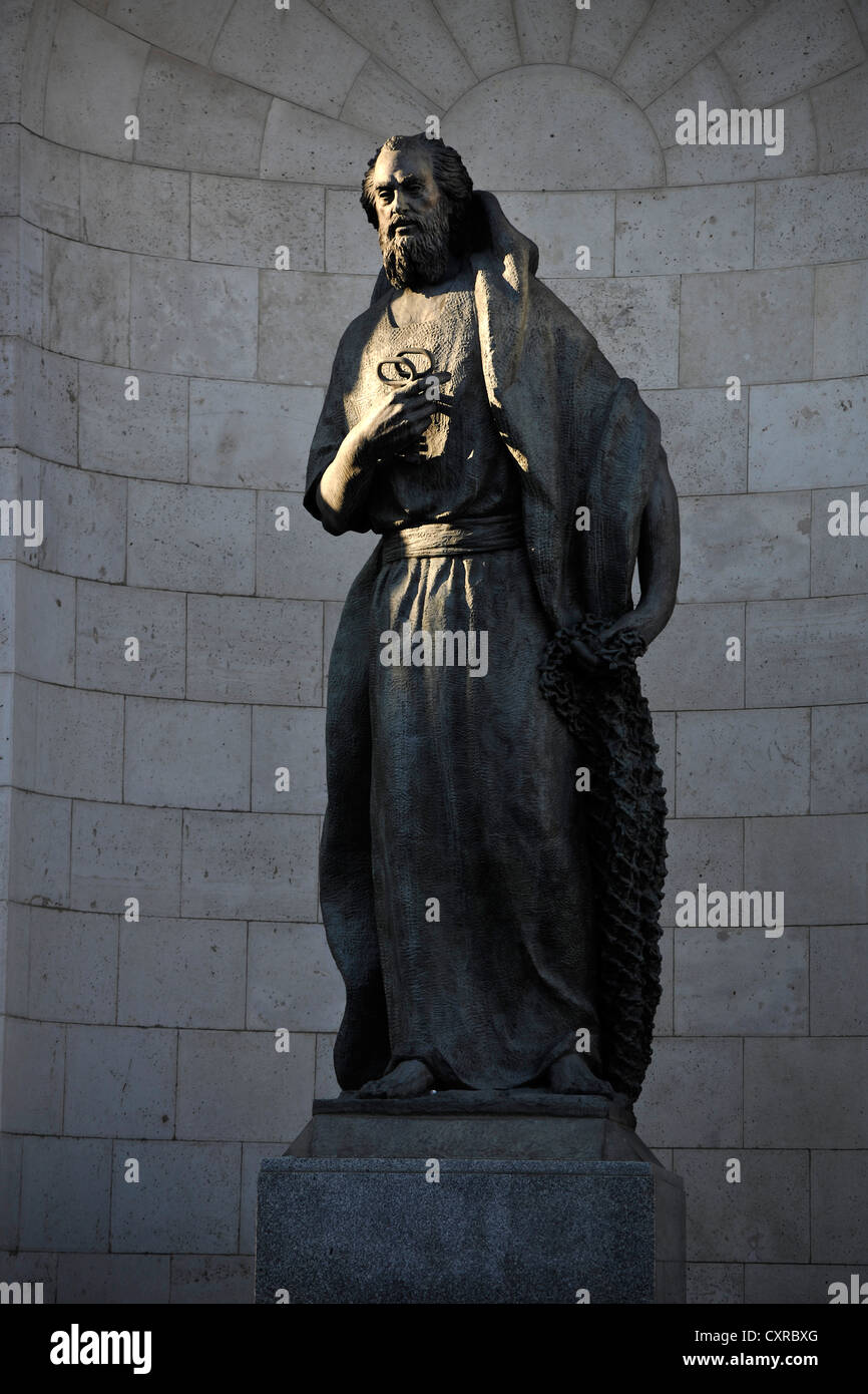 Statua di San Pietro tenendo premuto un tasto, la cattedrale di Almudena, Santa María la Real de La Almudena cattedrale, Madrid, Spagna, Europa Foto Stock