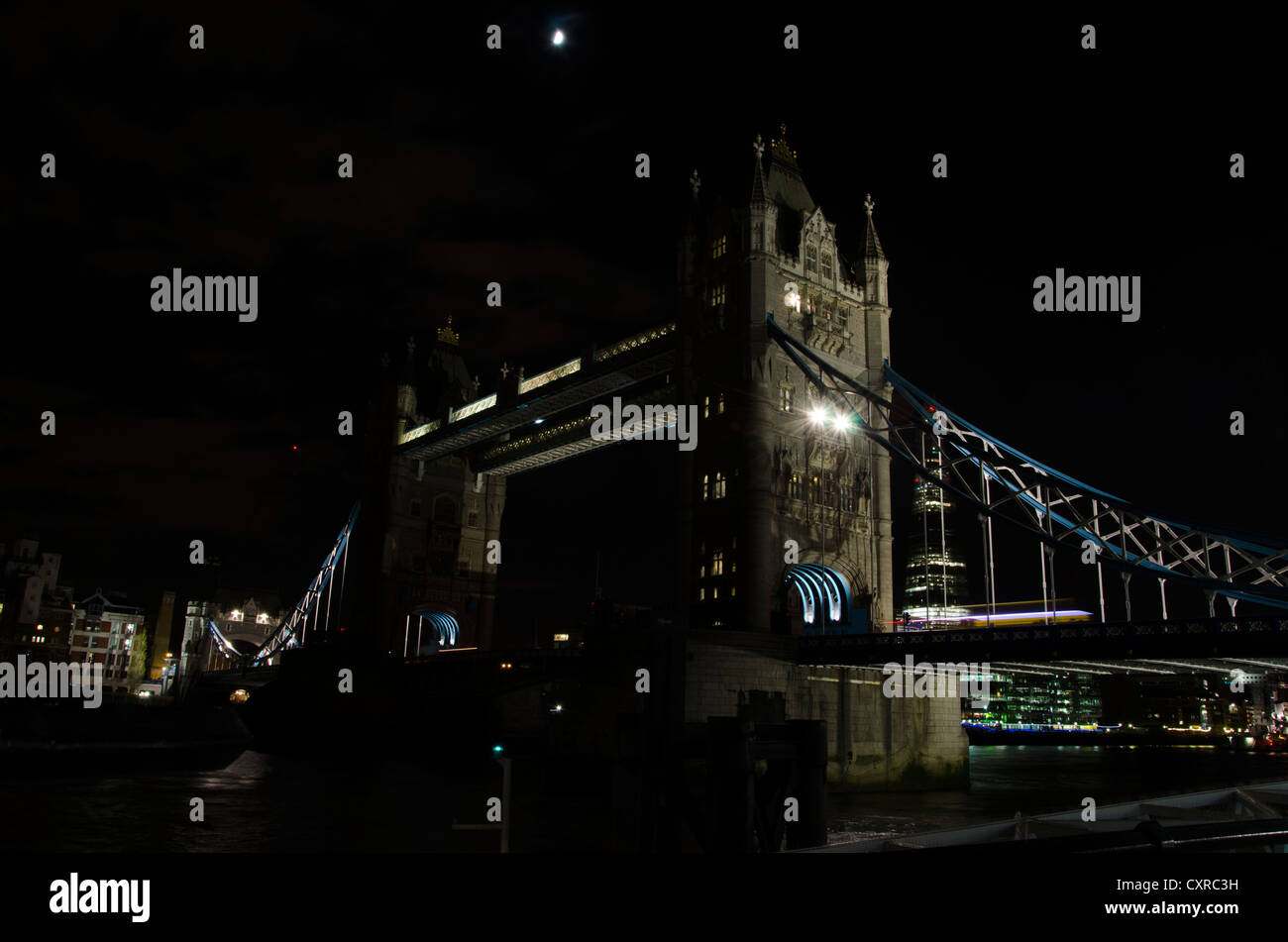 Accesa il Tower Bridge di notte, fiume Thames, London, England, Regno Unito, Europa Foto Stock