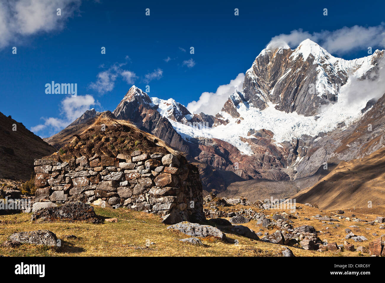 Cottage in pietra con Mt. Nevado Rondoy, Cordillera Huayhuash mountain range, Ande, Perù, Sud America Foto Stock