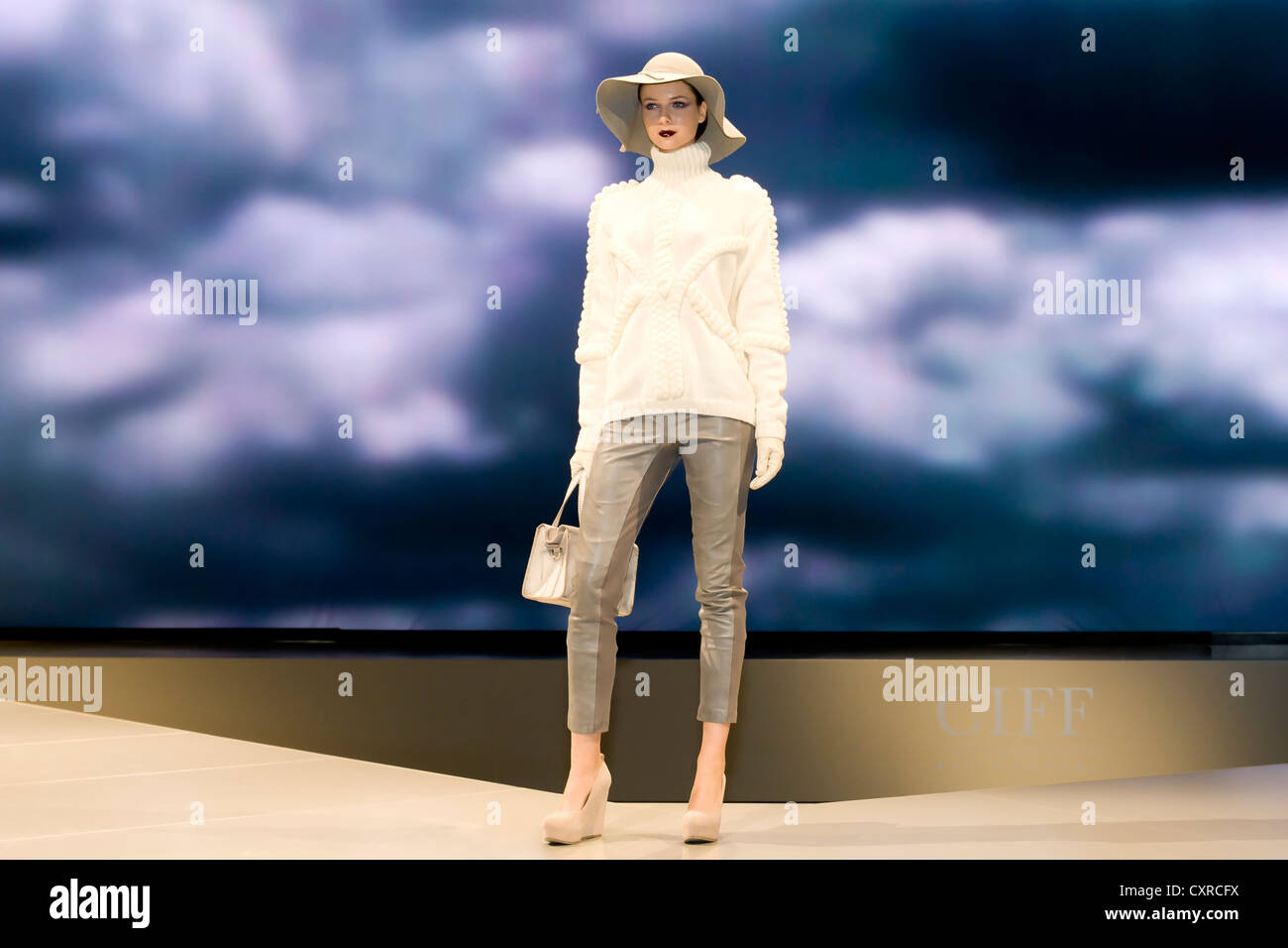 Giovane donna presentando abbigliamento casual, Copenhagen International Fashion Fair, Copenaghen, Danimarca, Europa Foto Stock