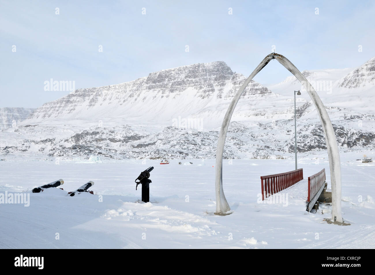 Caccia alle balene arpioni e ossa di ganascia di una balena bowhead, museo di Qeqertarsuaq Qeqertarsuaq, o Disko Isola, Groenlandia Foto Stock