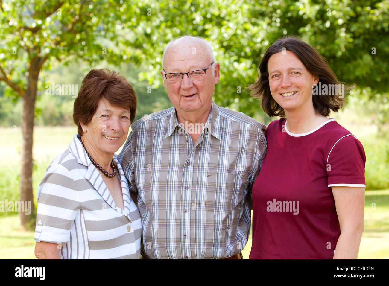 Coppia di anziani e pensionati, 70-80 anni, con la loro figlia, 40-50 anni, Bengel, Renania-Palatinato, Germania, Europa Foto Stock