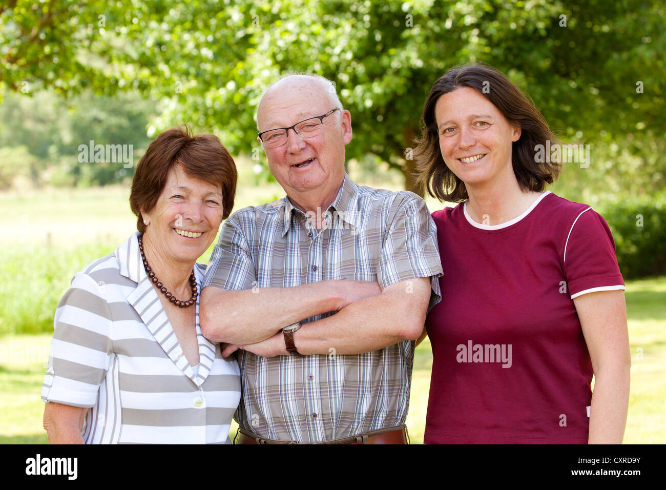 Coppia di anziani e pensionati, 70-80 anni, con la loro figlia, 40-50 anni, Bengel, Renania-Palatinato, Germania, Europa Foto Stock