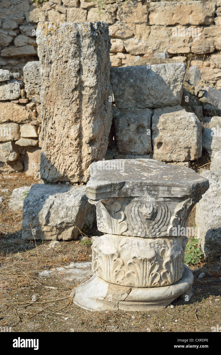 Colonne scolpite in Agora, antica Corinto, Corinto comune, regione del Peloponneso, Grecia Foto Stock