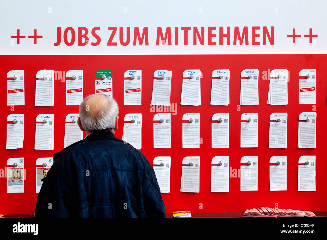 Stand dell'ufficio di collocamento, scritte 'Lavori zum Mitnehmen', Tedesco per 'Pick up un lavoro qui', CeBIT international Foto Stock