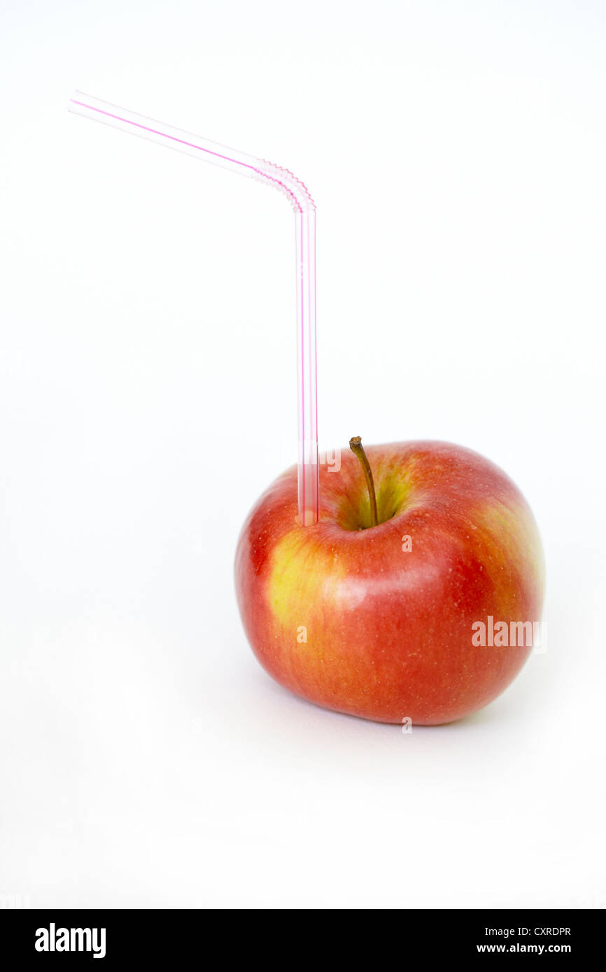 Apple frutta con cannuccia per bere come succo di frutta Foto Stock