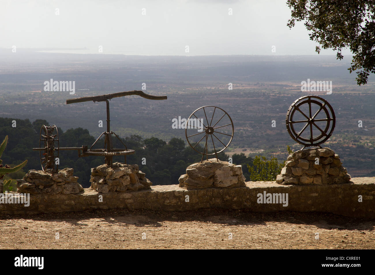 Vecchi attrezzi agricoli implementa santuario de Nostra Senyora de Cura Puig de randa maiorca isole baleari Spagna Foto Stock