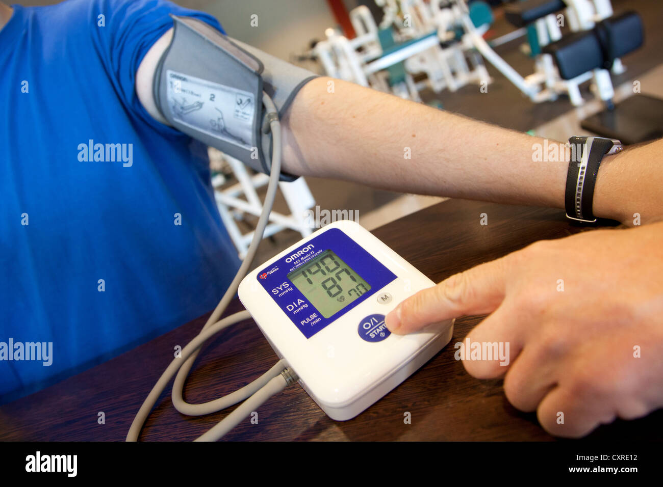 Monitor per la frequenza cardiaca, la misurazione della pressione sanguigna, prima di un allenamento presso il centro fitness, Regensburg, Baviera, Germania, Europa Foto Stock