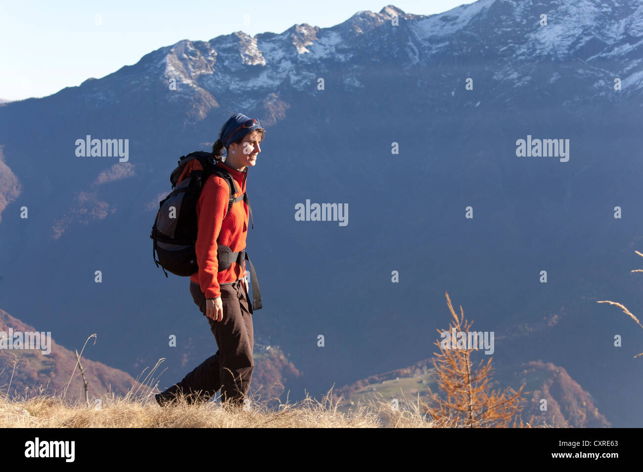 Giovane donna escursionismo, montagne dietro, la caduta nei pressi di Lionza, Ticino, Svizzera, Europa Foto Stock