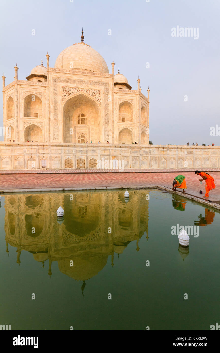 Le donne a un bacino idrico, Taj Mahal, Agra, India, Asia Foto Stock