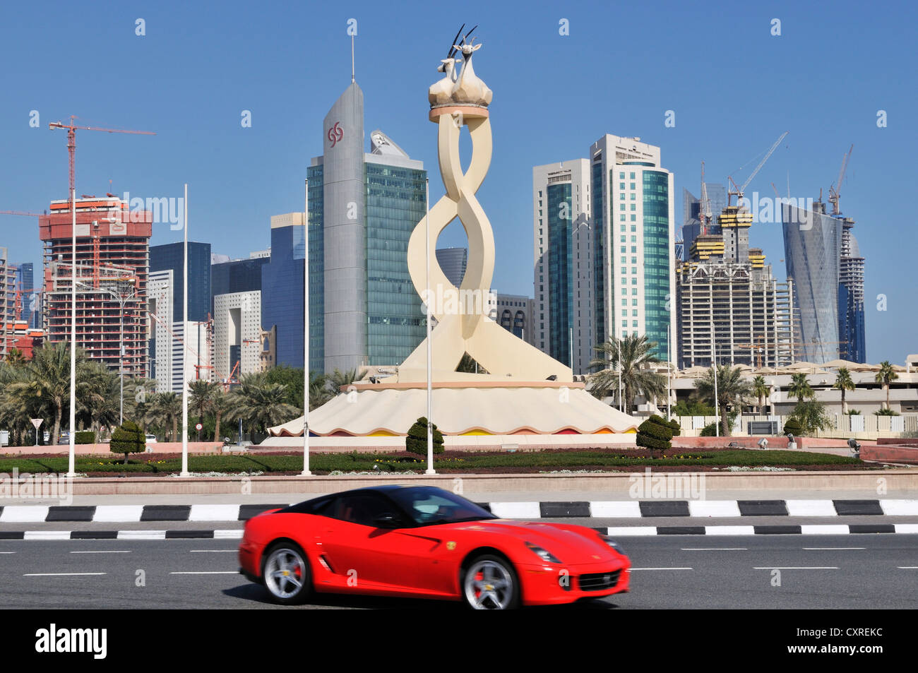 Oryx rotonda con una Ferrari, Doha, Qatar, Emirati Arabi Uniti, Medio Oriente Foto Stock