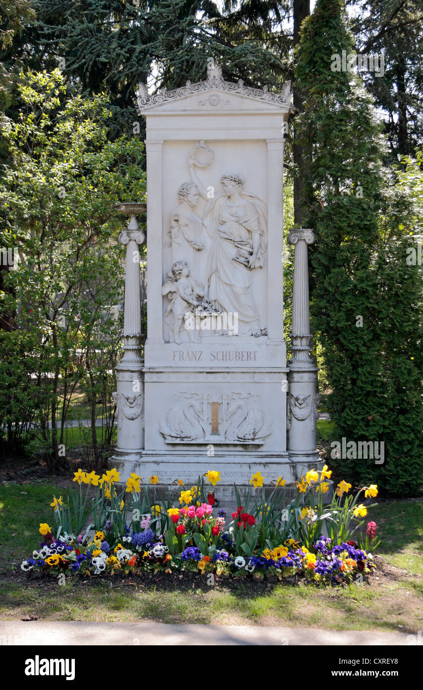 La tomba del compositore austriaco Franz Schubert nel cimitero Zentralfriedhof, Simmering, Vienna, Austria. Foto Stock