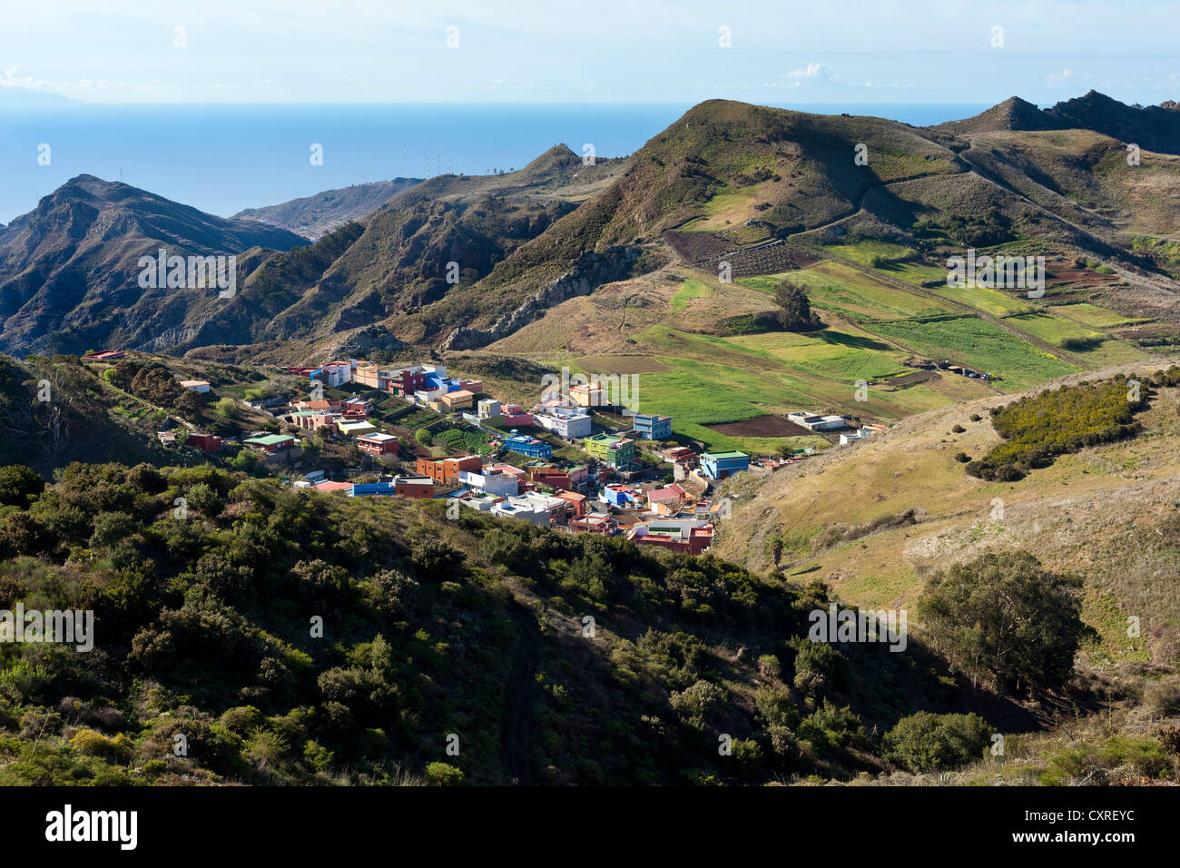 La vista dal Mirador de Jardina ad un villaggio di montagna vicino a La Laguna, nordest Tenerife, Tenerife, Isole Canarie, Spagna Foto Stock