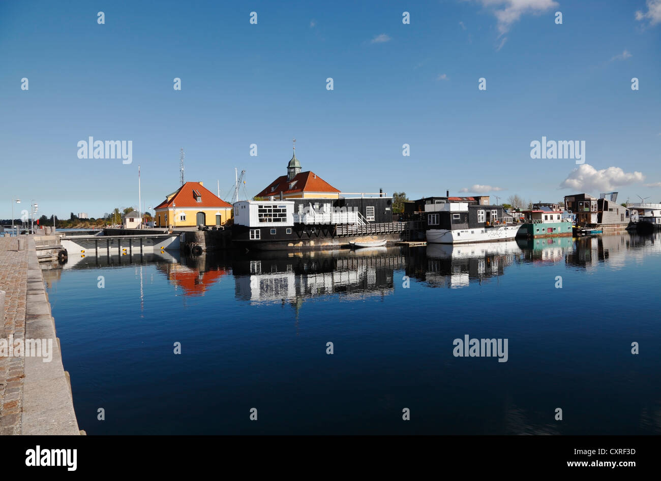 La serratura in Sydhavnen (sud Porto) e case galleggianti ormeggiate nel porto di Copenhagen, Danimarca. Foto Stock