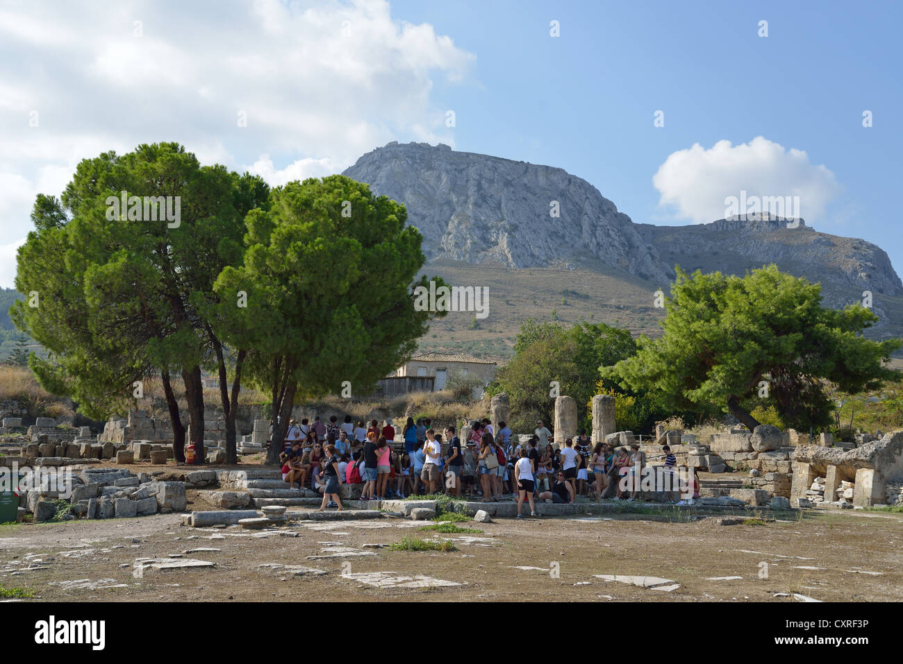 Santuario di Dioniso e Acrocorinth Rock, antica Corinto, Corinto comune, regione del Peloponneso, Grecia Foto Stock