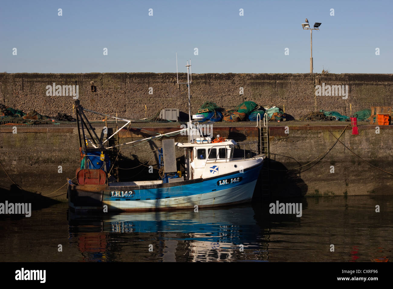 La pesca in barca ormeggiata in Port Seton Harbour Foto Stock