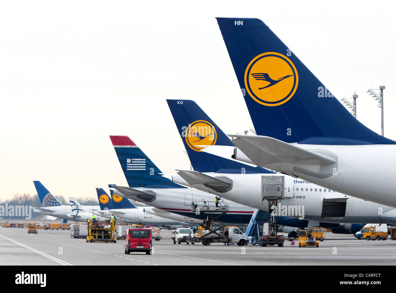 Lufthansa aeromobili e aerei dei suoi partner Star Alliance in piedi in corrispondenza delle loro posizioni di parcheggio al Terminal 2 di Monaco di Baviera Foto Stock