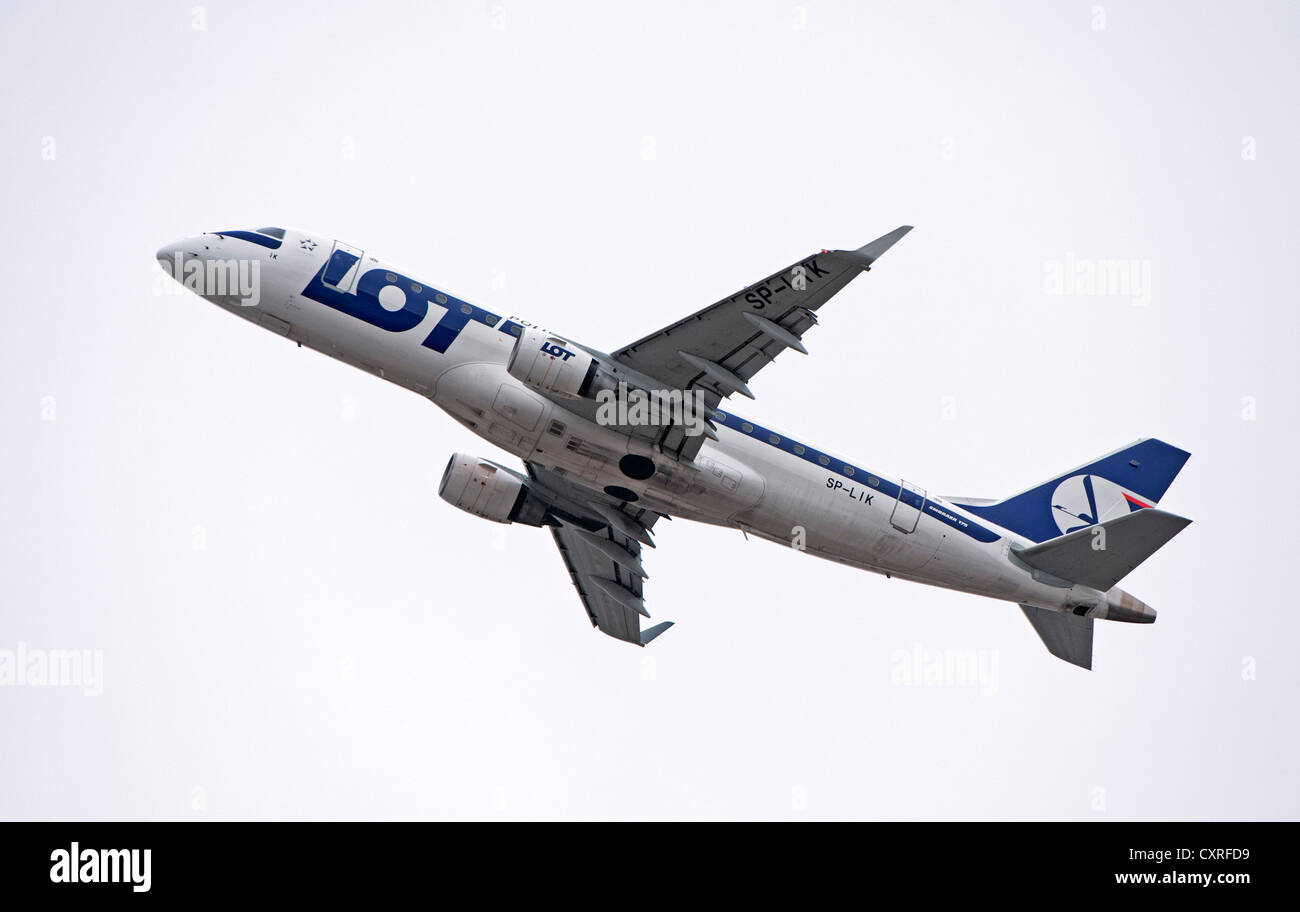 Lotto Embraer 170-200 LR aereo dopo il decollo dall'aeroporto di Monaco di Baviera, Germania, Europa Foto Stock